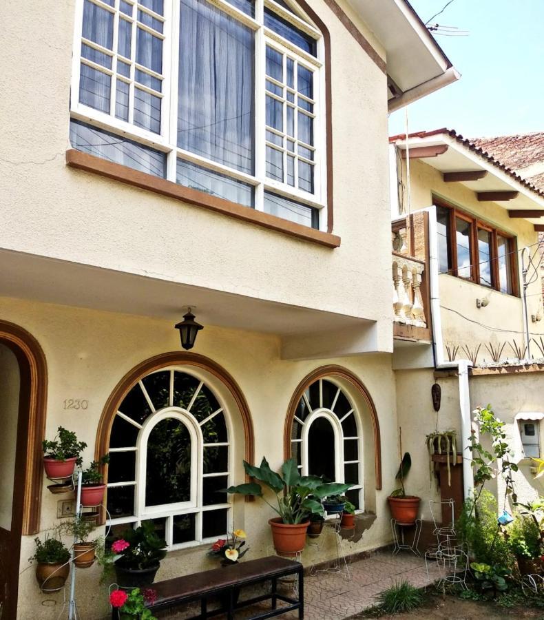 Bed and Breakfast Residencial Moroni - Alojamiento En Cochabamba Zewnętrze zdjęcie